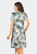 Tropical Print Etuikleid mit kurzen Ärmeln und Taschen, grüne und orange Blätter auf weißem Hintergrund.