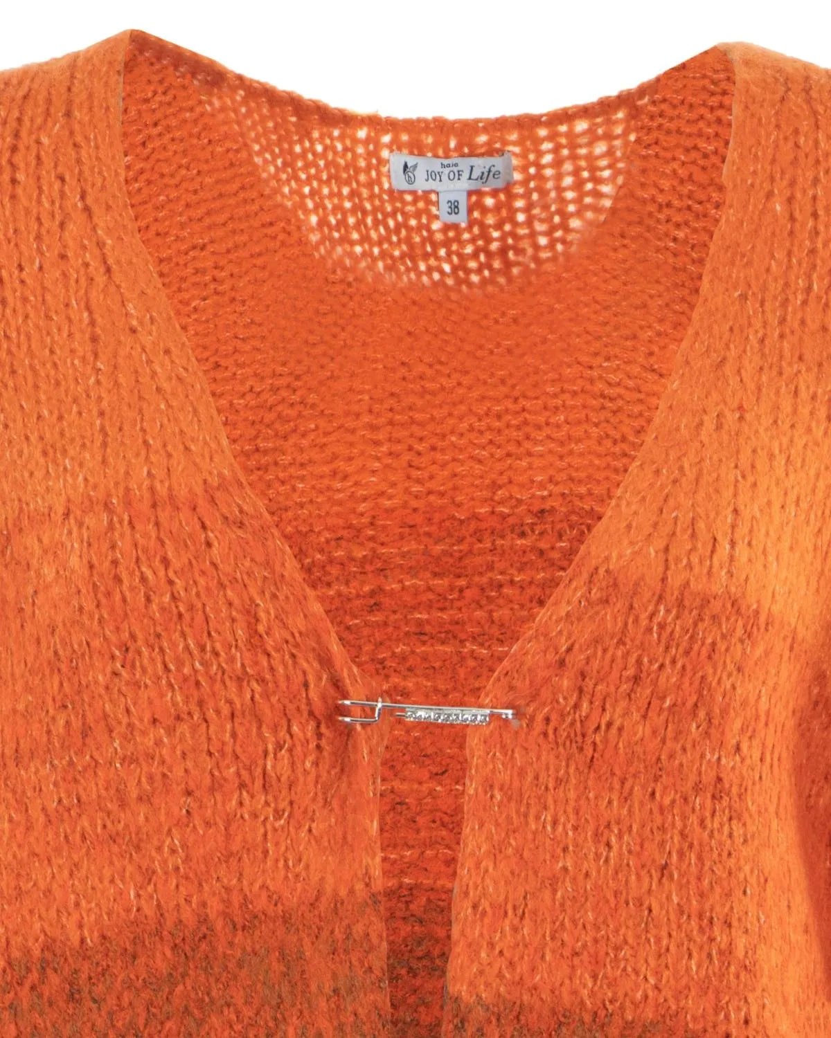 Orangefarbene, strukturierte Strickjacke mit Sicherheitsnadelverschluss.