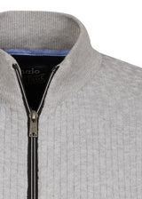 Grauer Pullover mit Reißverschluss, geripptem Kragen und Ärmelbündchen, mit strukturiertem Strickmuster.