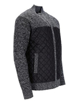 Schwarz-graue Steppjacke mit strukturierten Strickärmeln.