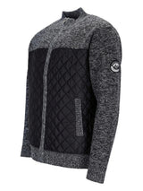 Kohle-graue und schwarze Steppjacke mit strukturiertem Strickmuster.