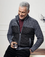 Grau-schwarze Steppjacke mit Reißverschluss für Herren.