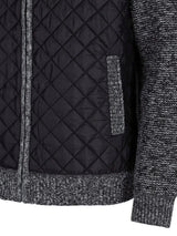 Schwarze Steppjacke mit Reißverschluss und strukturierten Ärmeln.