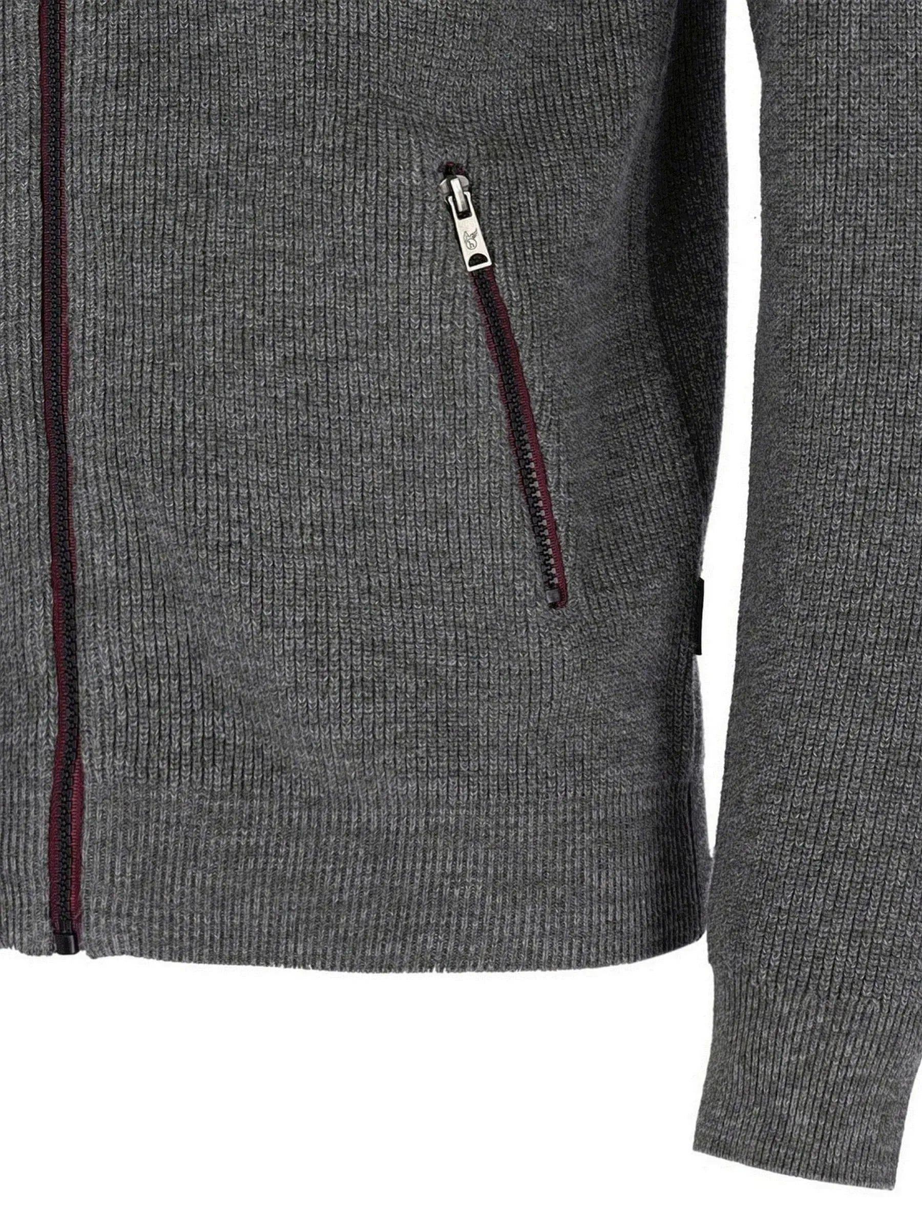 Kohle-grauer Reißverschluss-Pulli mit Burgunder-Akzenten und gerippter Textur.