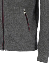 Kohle-grauer Reißverschluss-Pulli mit Burgunder-Akzenten und gerippter Textur.