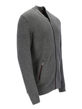 Kohle-grauer Reißverschluss-Pulli mit texturierter Strickstruktur und Seitentaschen.