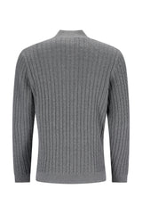 Grauer Pullover aus Zopfstrick mit gerippten Details und Rundhalsausschnitt.