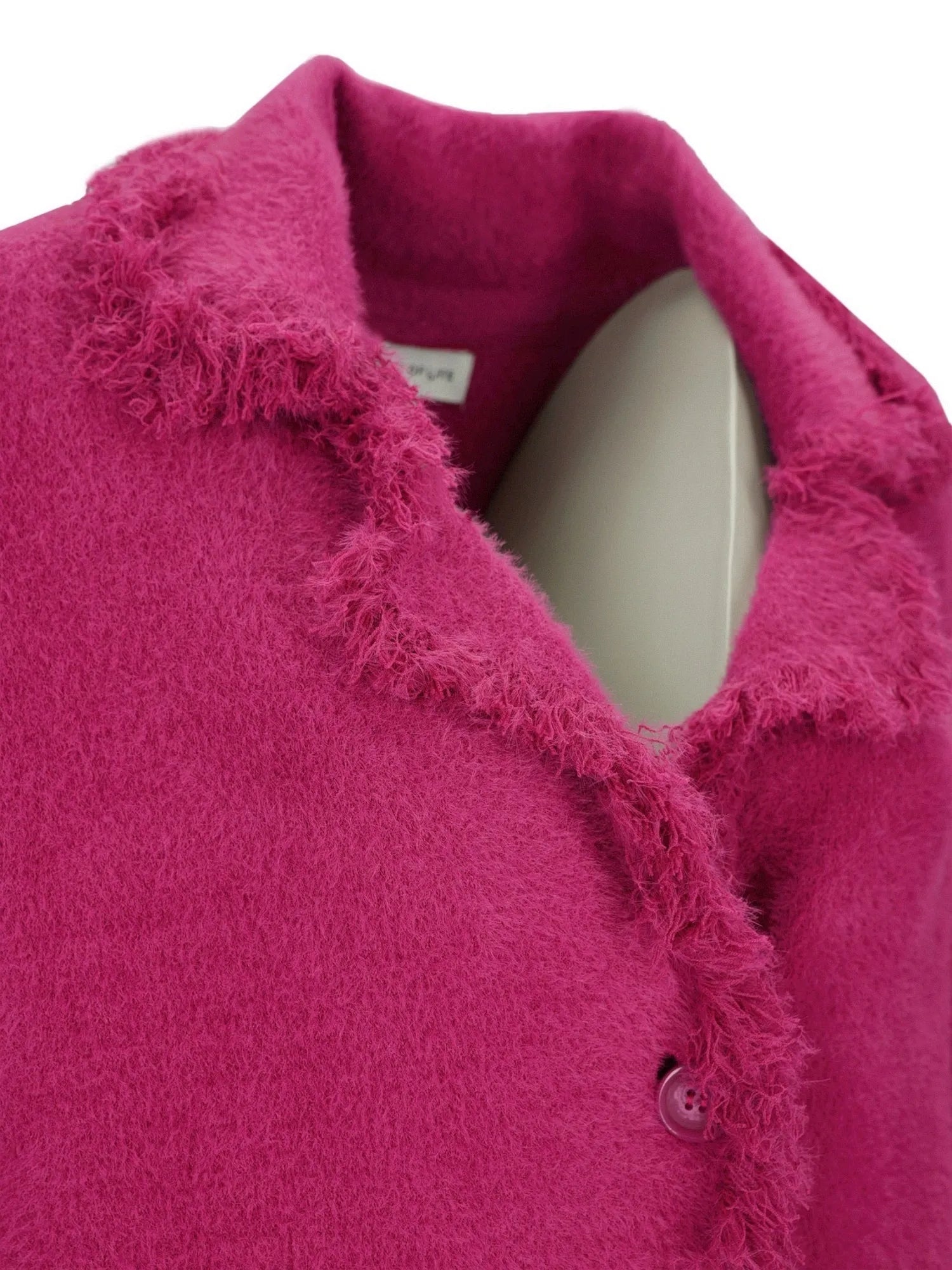 Heißrosa flauschiger Cardigan mit Knöpfen und Kragen, wahrscheinlich von einer Marke für Freizeitkleidung.