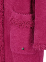 Magenta Kaschmir-Strickjacke mit ausgefransten Kanten und Knopfverschluss.