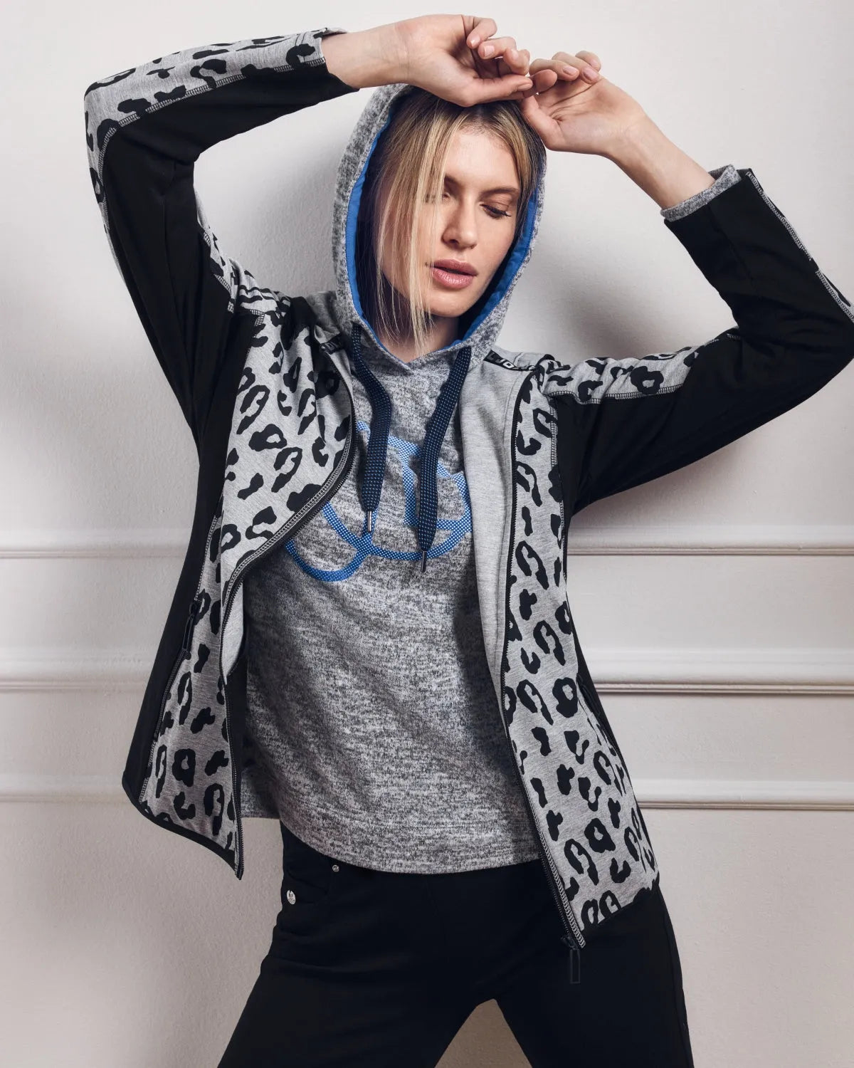 Schwarz-grauer Kapuzenpulli mit Leopardenmuster und blauem Kordelzug für Damen.