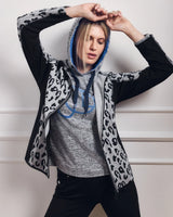 Schwarz-grauer Kapuzenpulli mit Leopardenmuster und blauem Kordelzug für Damen.