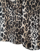 Leopardmuster-Stoffjacke mit schwarzen und braunen Flecken auf beigem Hintergrund.