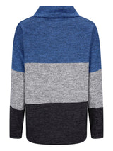 Blau-grauer farbblockierter Rollkragenpullover mit Rippstruktur.