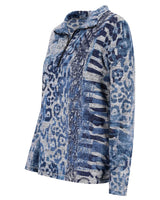 Blau-weiß gefärbte Jacke mit hohem Kragen.