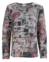 Abstrakt bedruckter Pullover mit langen Ärmeln und Rundhalsausschnitt in einer Mischung aus Grautönen, Rot, Grün, Schwarz und Weiß.
