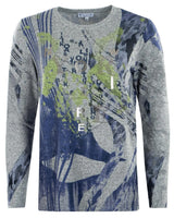 Graues und blaues Tie-Dye-Langarmshirt mit abstraktem Muster und Text.