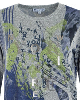 Blaues und grünes Tie-Dye-Langarmshirt mit Textdesign.