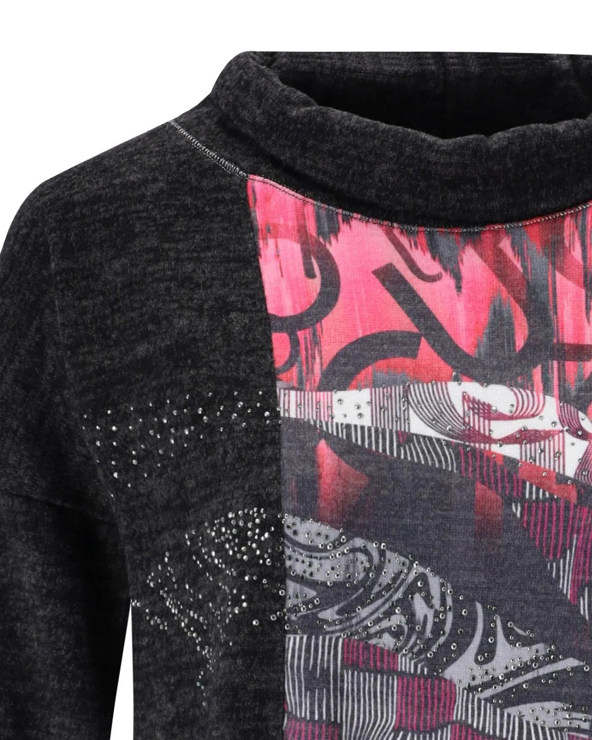 Schwarz-rosa Rollkragenpullover mit Paillettenverzierung.
