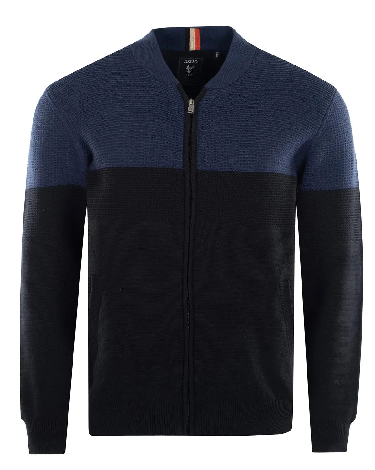 Marineblauer und schwarzer Pullover mit Reißverschluss und strukturiertem Strickmuster, mit kleinem Logoaufnäher auf der linken Brust.