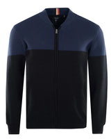 Marineblauer und schwarzer Pullover mit Reißverschluss und strukturiertem Strickmuster, mit kleinem Logoaufnäher auf der linken Brust.