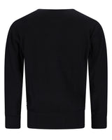 Schwarzer Pullover mit Rundhalsausschnitt und gerippten Bündchen und Saum, wahrscheinlich aus Baumwolle oder Polyestermischung.