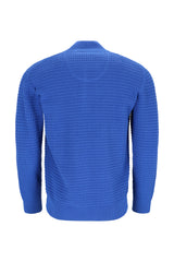 Königsblauer strukturierter Pullover mit geripptem Kragen und Manschetten, wahrscheinlich aus Wolle oder Acryl.