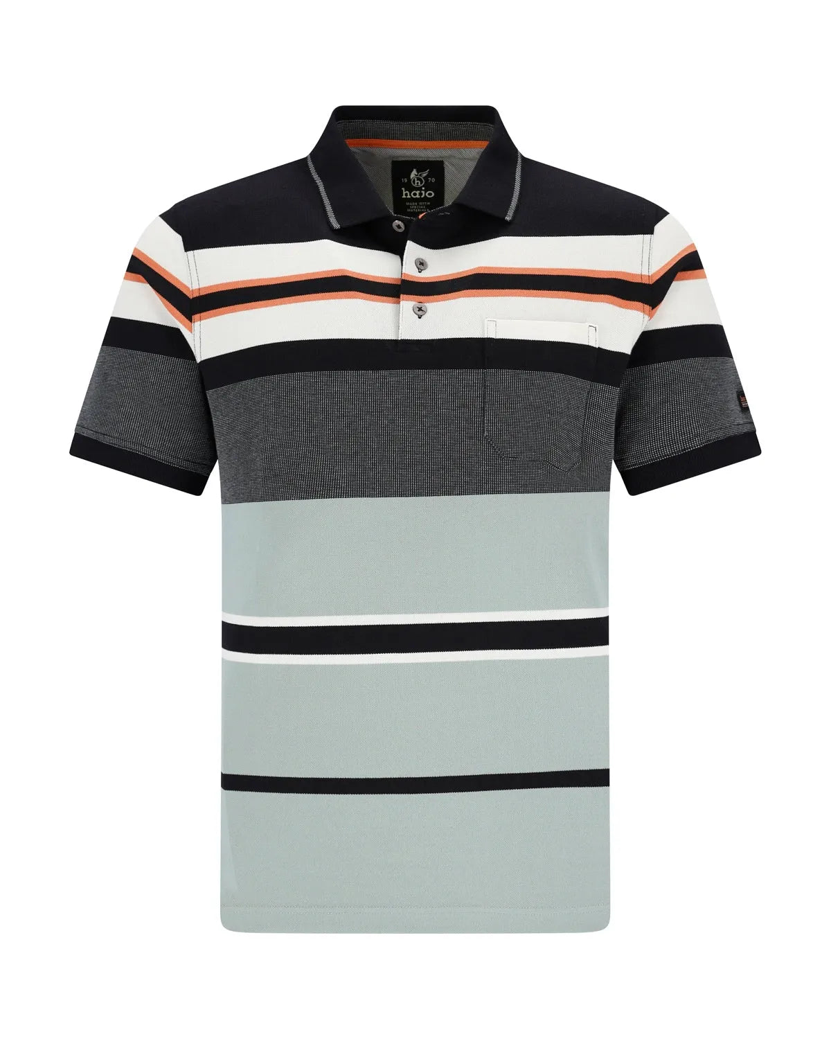 Gestreiftes Poloshirt mit marineblauen, grauen und orangefarbenen Streifen auf hellblauem Hintergrund.