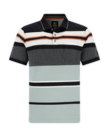Gestreiftes Poloshirt mit marineblauen, grauen und orangefarbenen Streifen auf hellblauem Hintergrund.