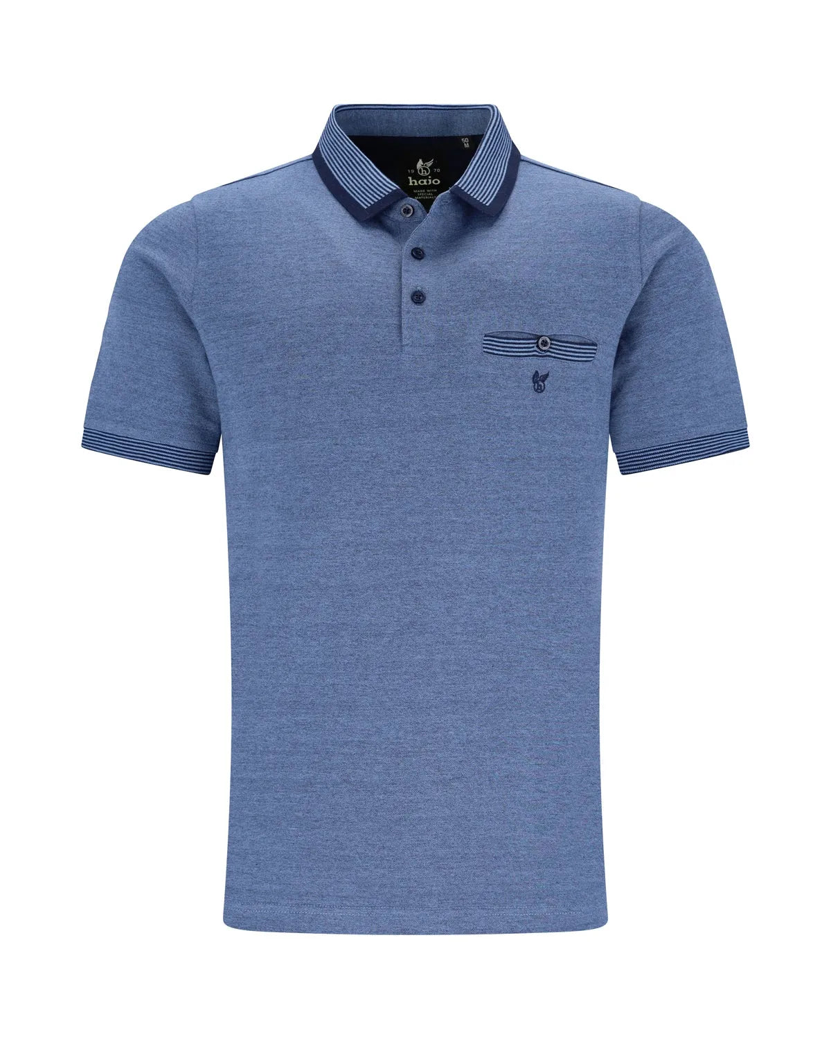 Blaues Poloshirt mit weißen Streifen und einem kleinen Logo auf der Brust.
