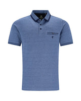 Blaues Poloshirt mit weißen Streifen und einem kleinen Logo auf der Brust.