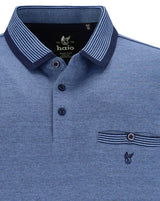Blaues Poloshirt mit marineblauem Kragen und gestreiften Akzenten, aus Baumwolle.