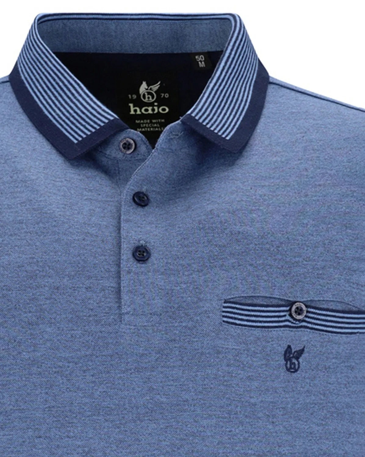 Blaues Poloshirt mit marineblauem Kragen und gestreiften Akzenten, aus Baumwolle.