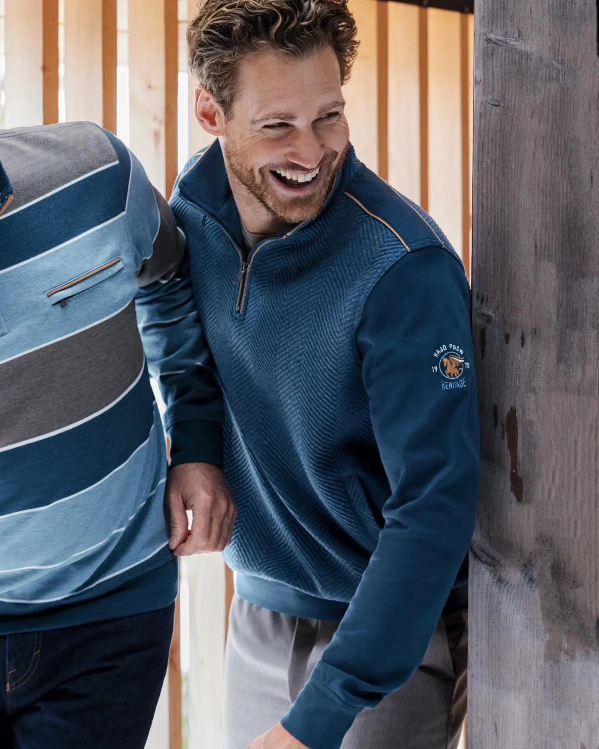 Marineblauer Pullover mit Viertel-Reißverschluss und weißem Saum und Logo.