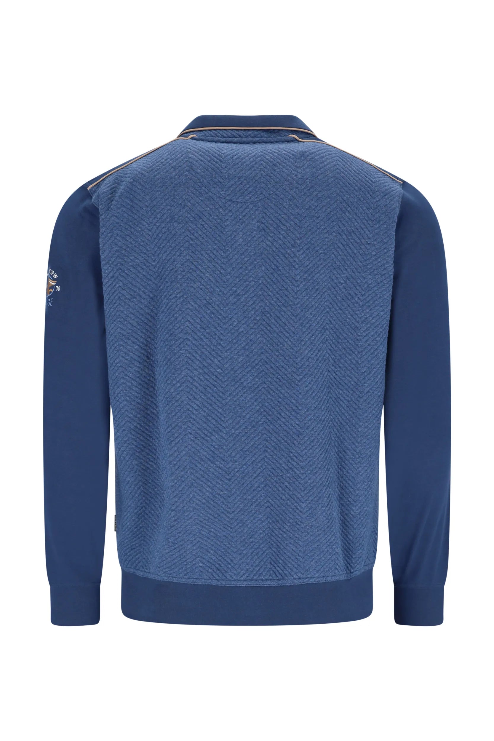 Blaues strukturiertes Poloshirt mit weißem Logo am Ärmel.