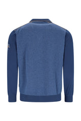 Blaues strukturiertes Poloshirt mit weißem Logo am Ärmel.