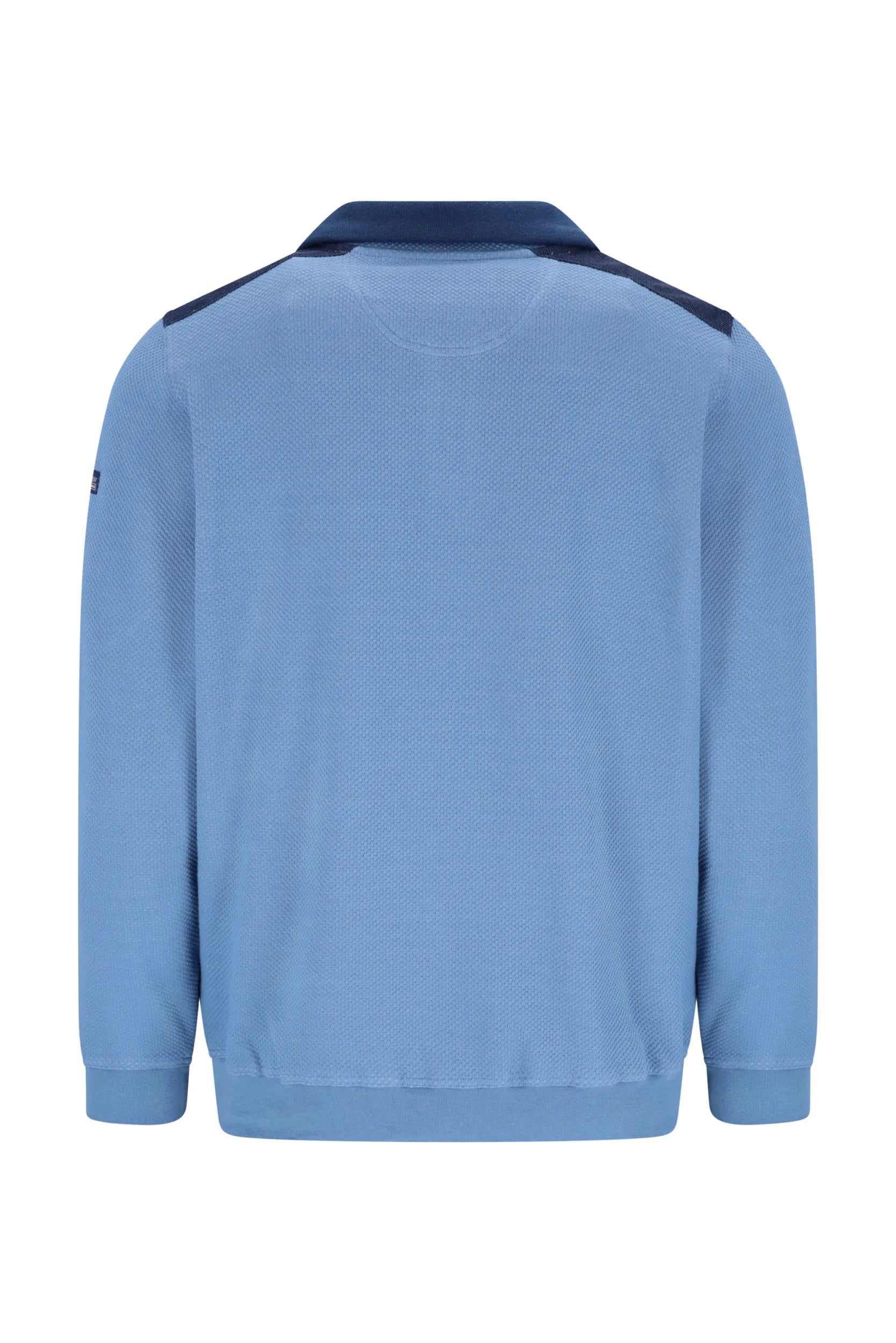 Blaue Jacke mit Reißverschluss, marineblauen Akzenten und weißem Logo am Ärmel.