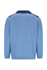 Blaue Jacke mit Reißverschluss, marineblauen Akzenten und weißem Logo am Ärmel.