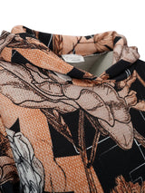 Schwarze Bluse mit Blumenmuster und braunen sowie weißen Akzenten, aus weichem Stoff gefertigt.