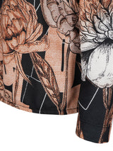 Schwarze Leggings mit Blumenmuster, Beige- und Braunakzenten, netzartige Textur.