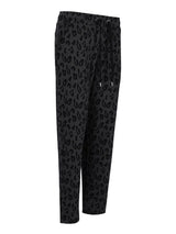 Schwarze Leopard-Print-Hosen mit silberner Beschlägen und Taschen.