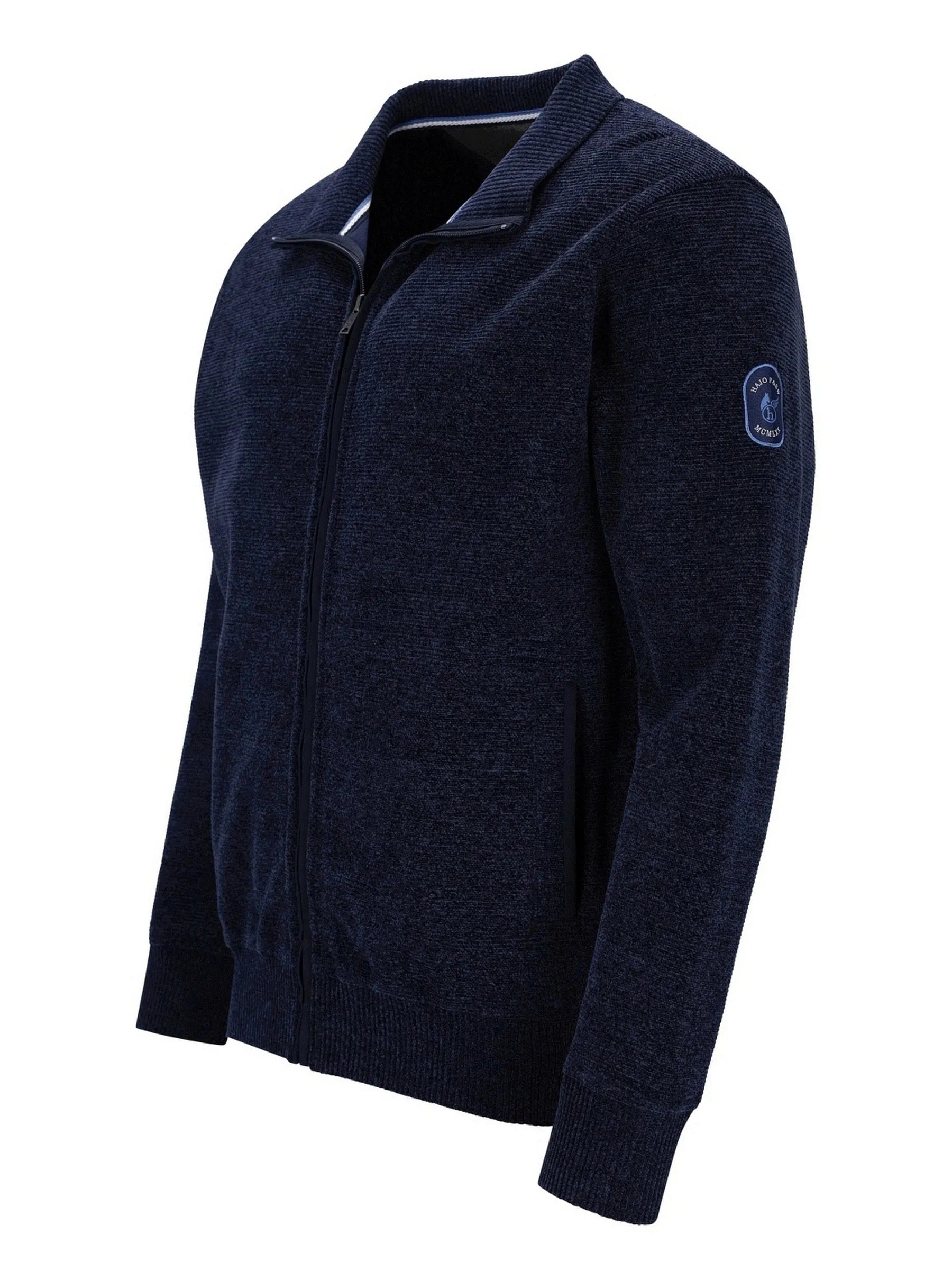 Marineblauer Reißverschluss-Pullover mit weißem Besatz und Logo am Ärmel.
