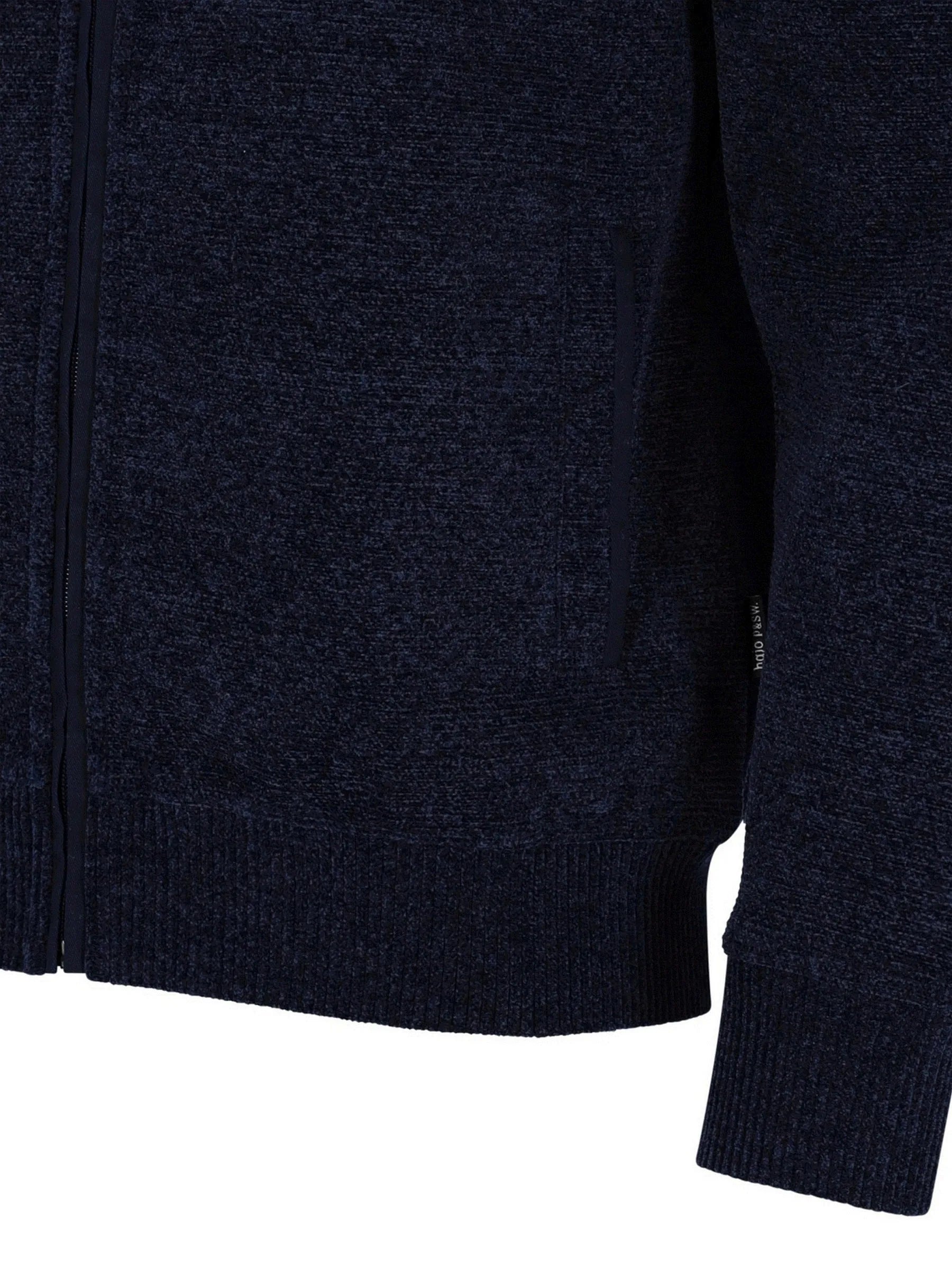 Marineblaue Kapuzenjacke mit Reißverschluss, gerippten Bündchen und Saum, wahrscheinlich aus Wolle oder einem ähnlichen Strickmaterial gefertigt.
