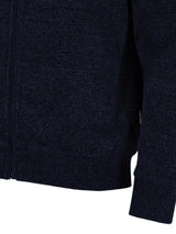 Marineblaue Kapuzenjacke mit Reißverschluss, gerippten Bündchen und Saum, wahrscheinlich aus Wolle oder einem ähnlichen Strickmaterial gefertigt.