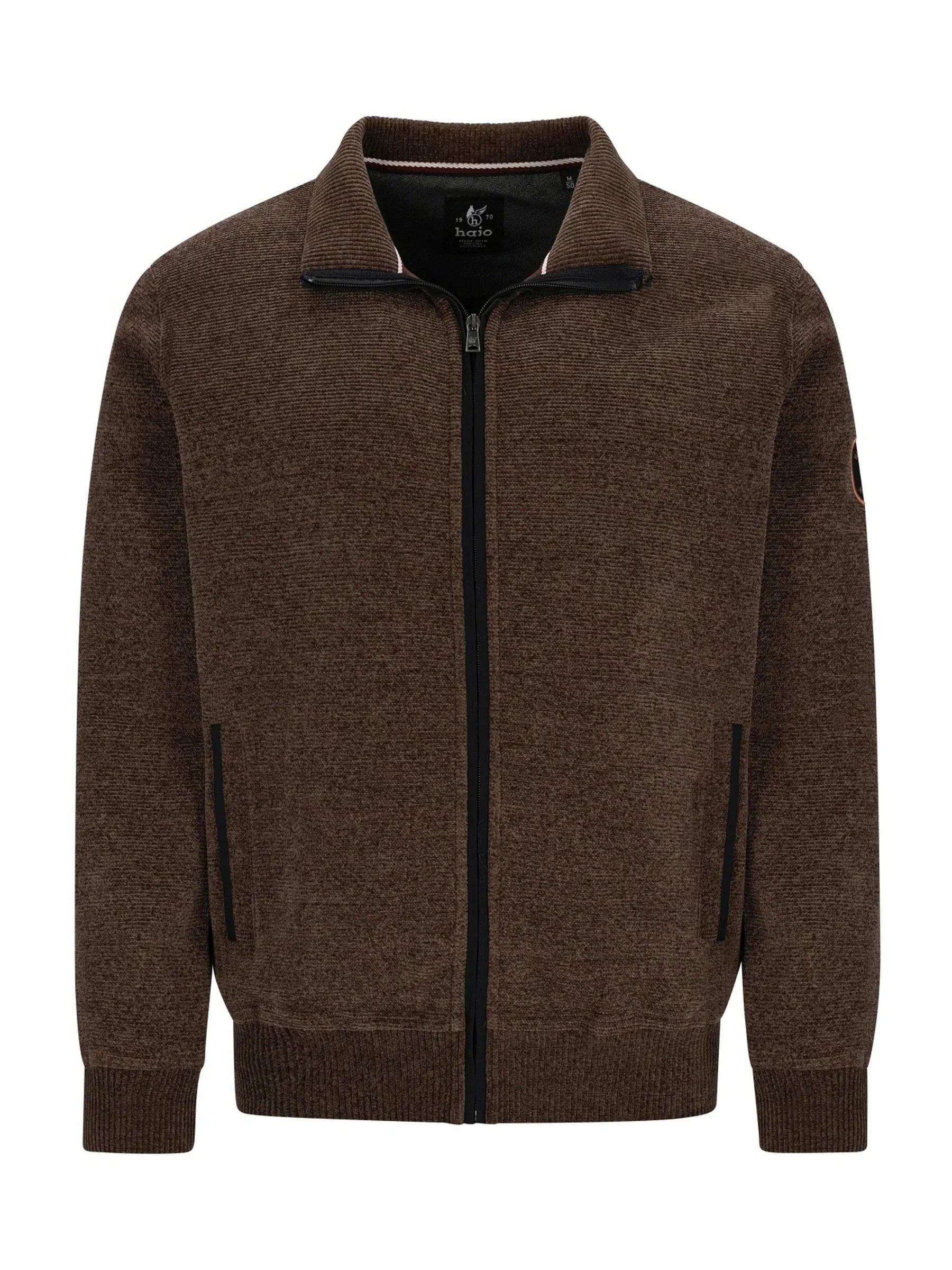 Brauner Reißverschluss-Pulli mit schwarzen Akzenten und gerippten Bündchen, Kragen und Saum.