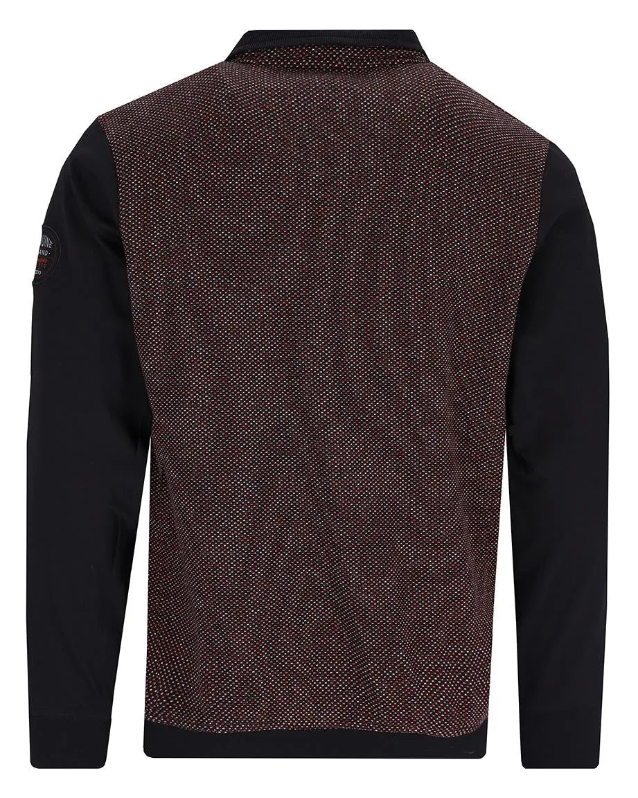 Brauner und schwarzer strukturierter Pullover mit kontrastierenden Ärmeln.