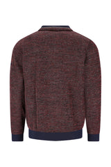 Kastanienbrauner und marineblauer strukturierter Pullover mit Kontrastbesatz, wahrscheinlich aus einer Woll- oder Baumwollmischung.