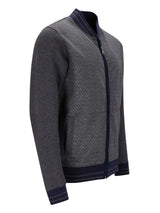 Kohle-graue und marineblaue strukturierte Bomberjacke mit schwarzem Reißverschluss.