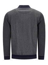 Holzkohlgrauer strukturiertes Pullover mit marineblauem Besatz und Kragen, inspiriert von einem klassischen Polo-Stil.