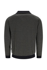 Olivgrüne, strukturierte Bomberjacke mit schwarzen Akzenten und gestepptem Design.