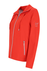 Roter Kapuzenpulli mit Reißverschluss und weißen Akzenten und Logo am Ärmel.